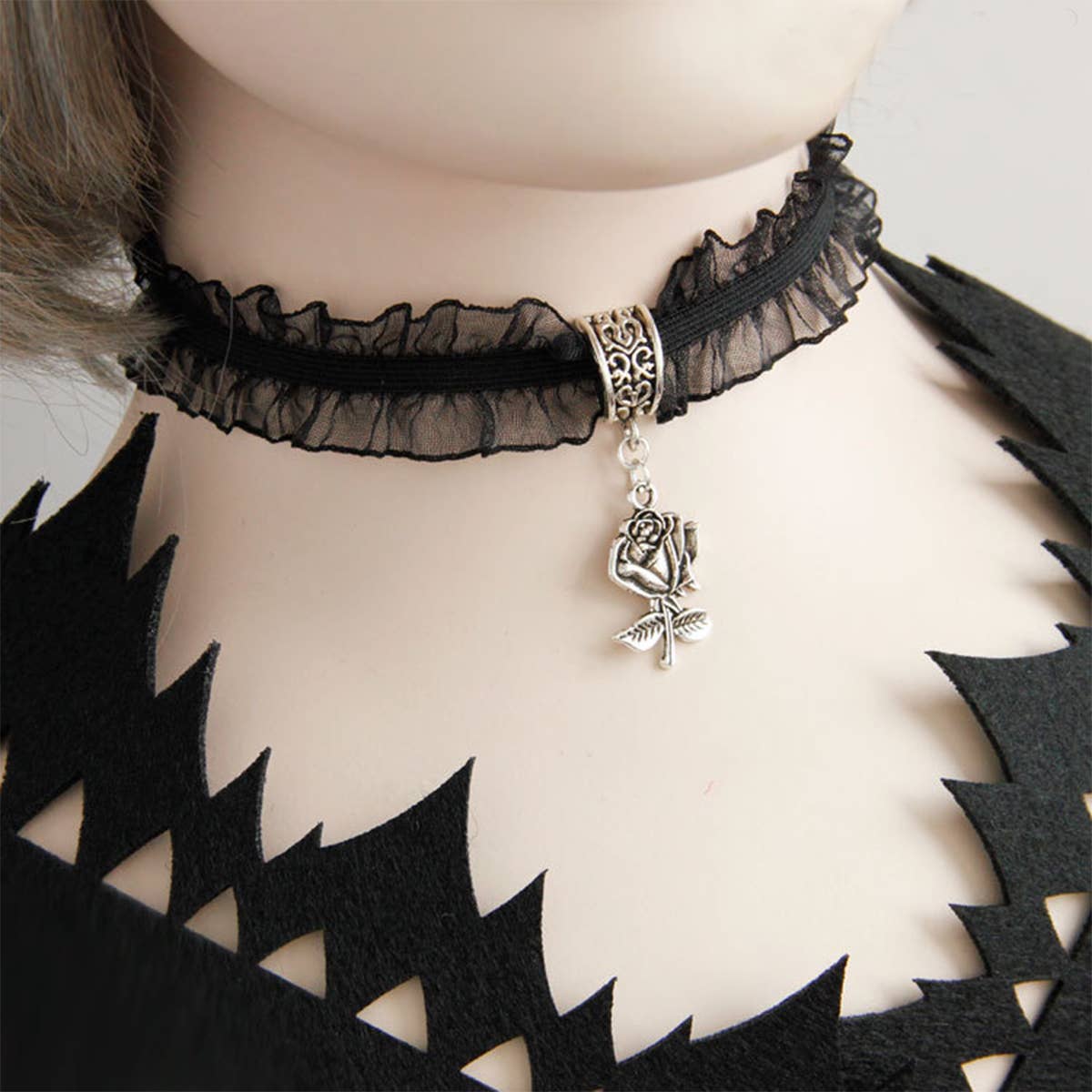 HALLOWEEN LACE ROSE PENDANT SHORT CLAVICLE CHAIN