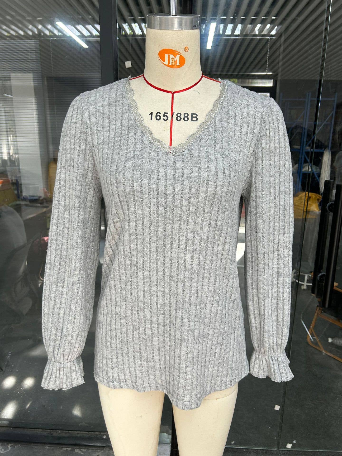 SOLID COLOR PIT-TRIMMED CASUAL V-NECK LACE PRIMER