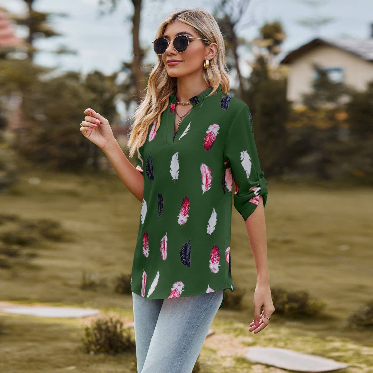 V-neck feather print seven-quarter sleeve shirt