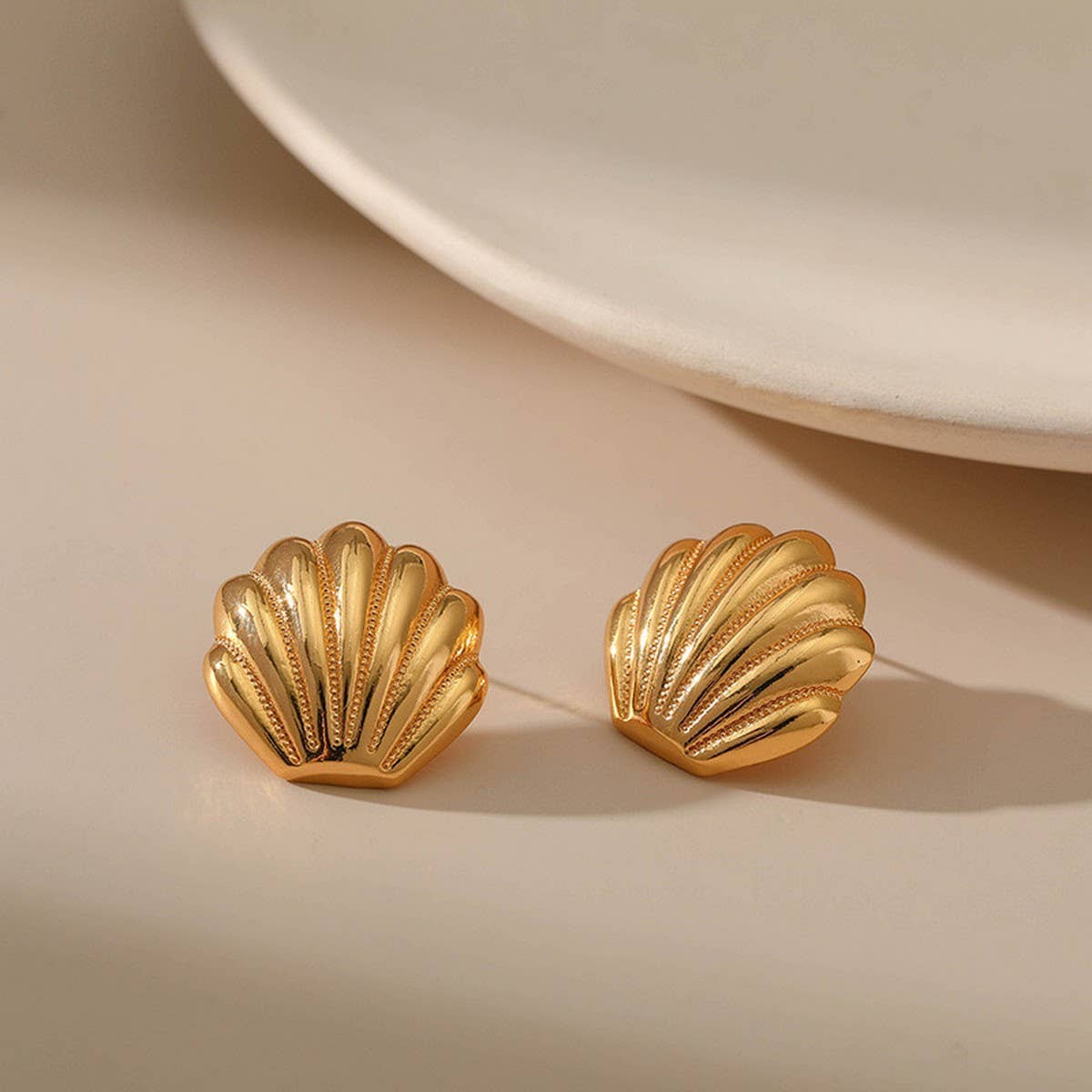 TEMPERAMENT LIGHT LUXURY METAL SHELL EARRINGS