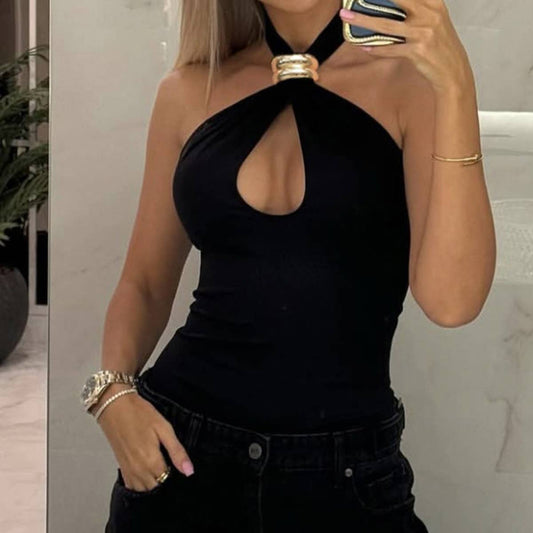 Solid-colored metal-decorated fitted top