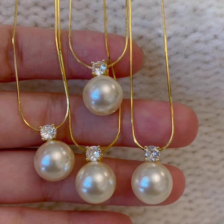 A niche high-end and versatile pearl necklace