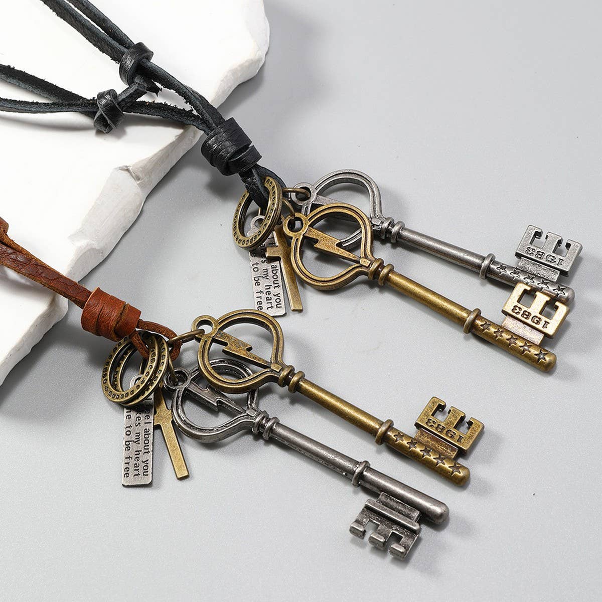 CREATIVE DOUBLE KEY PENDANT COWHIDE NECKLACE