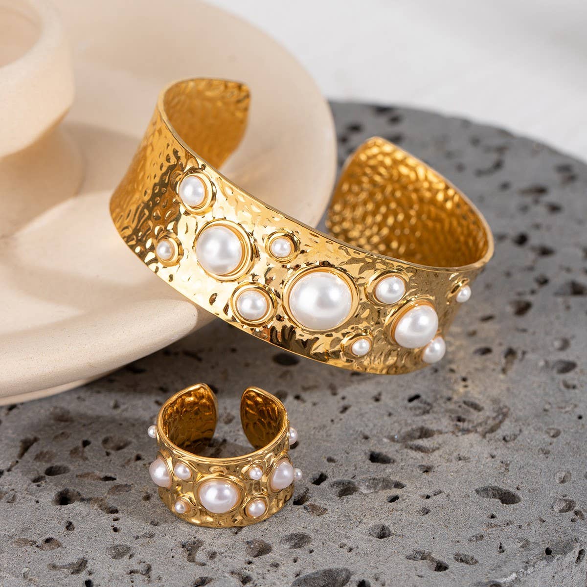 18K Gold Pearl Hammered Open Cuff Bracelet_CWAJE4886