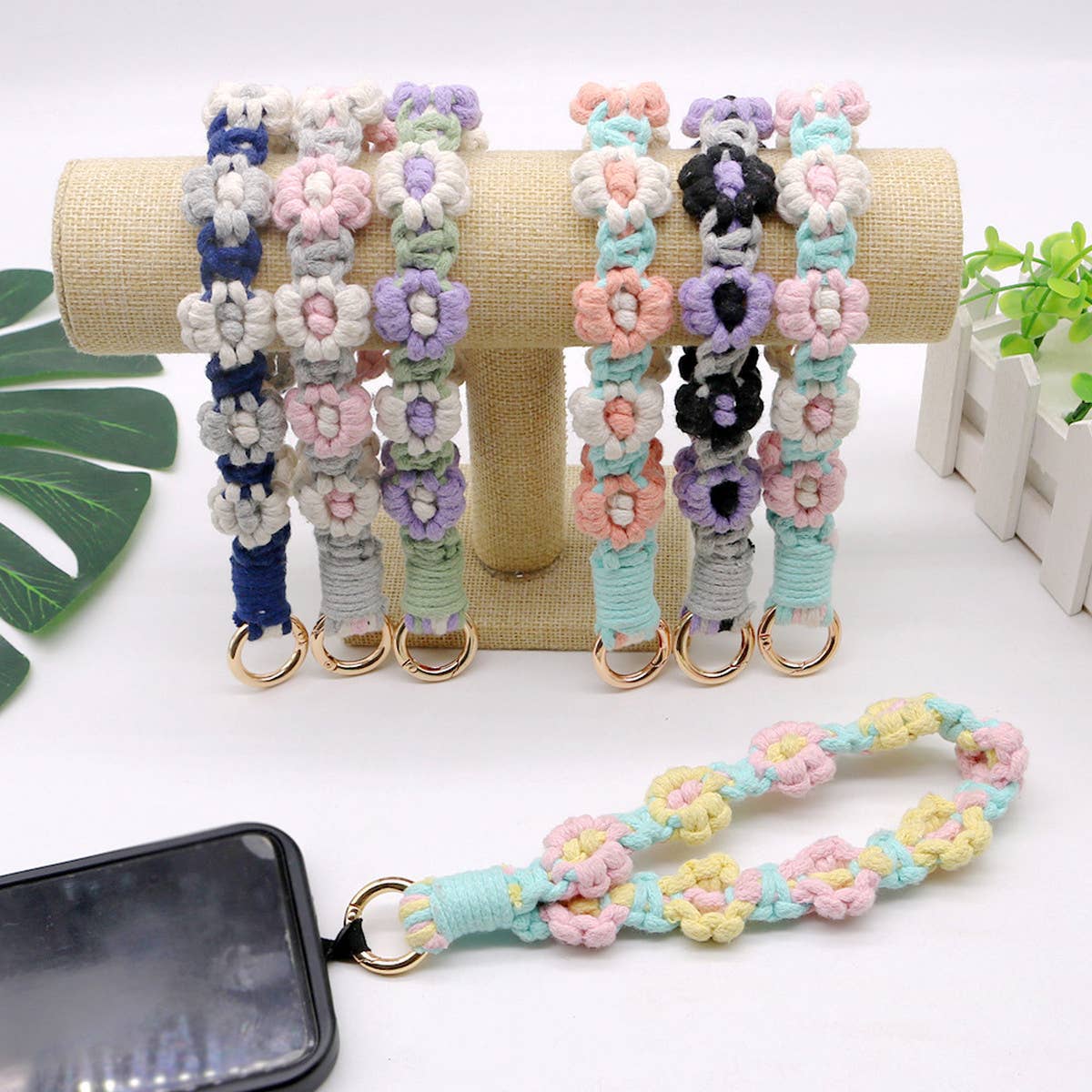 FLOWER DESIGN WOVEN KEYCHAIN