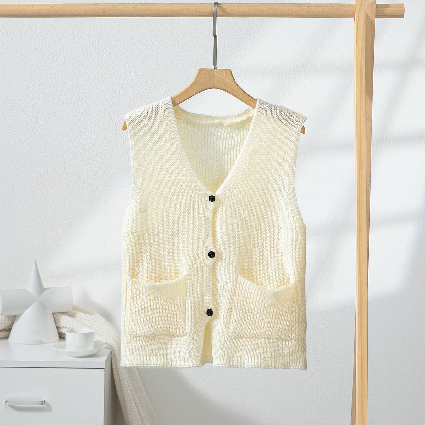 V-neck knitted solid color single-breasted vest