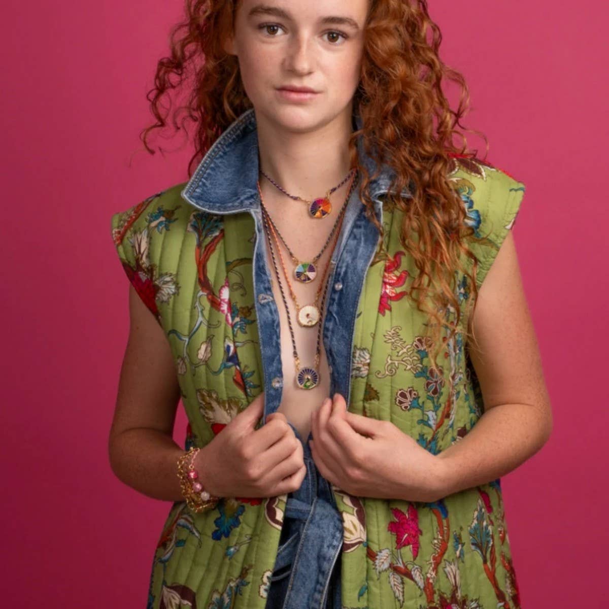 GOLD-PLATED NECKLACE WITH COLORFUL ROUND PENDANT