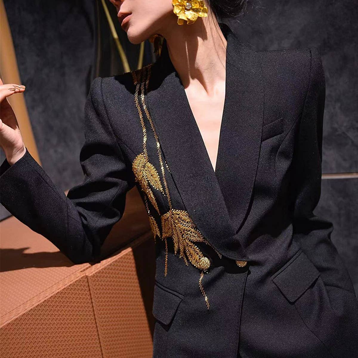 Fashionable Rhinestone Blazer with Elegant Design