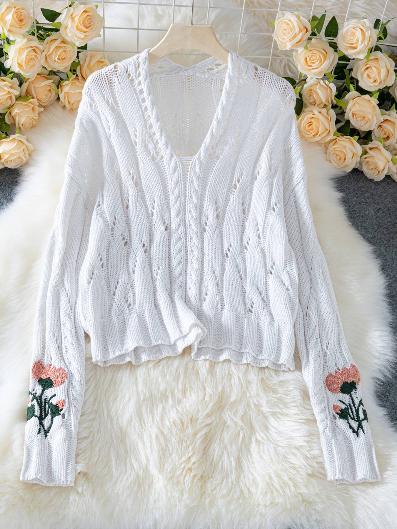Embroidered flowers Short V-neck knitted sweater