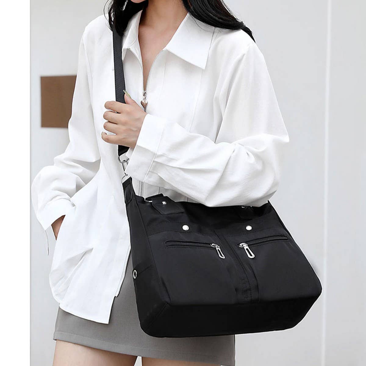 LARGE CAPACITY LIGHTWEIGHT SHOULDER MESSENGER BAG