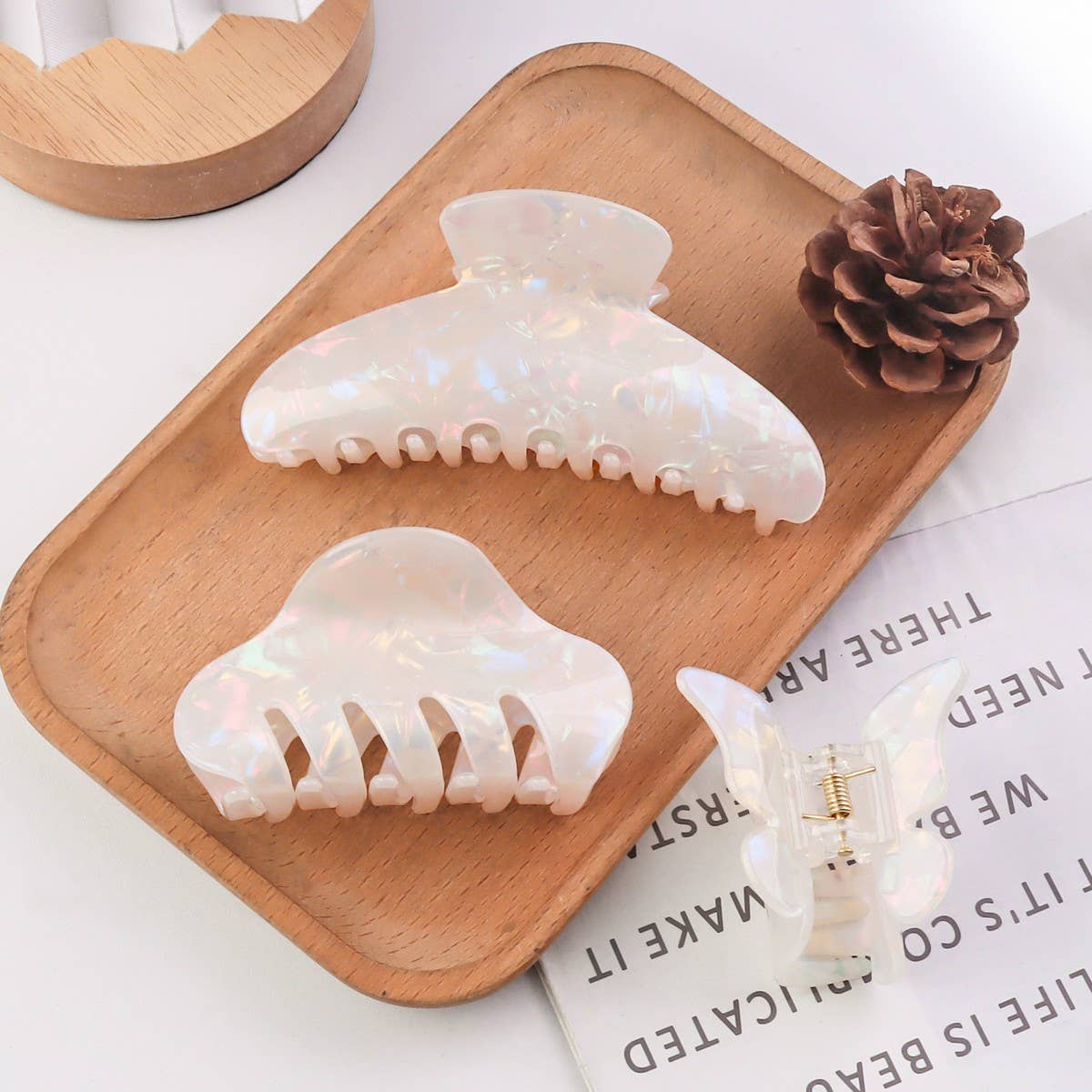 CWAHA1409_SIMPLE HAIR CLAW CLIP WHITE SHIMMER