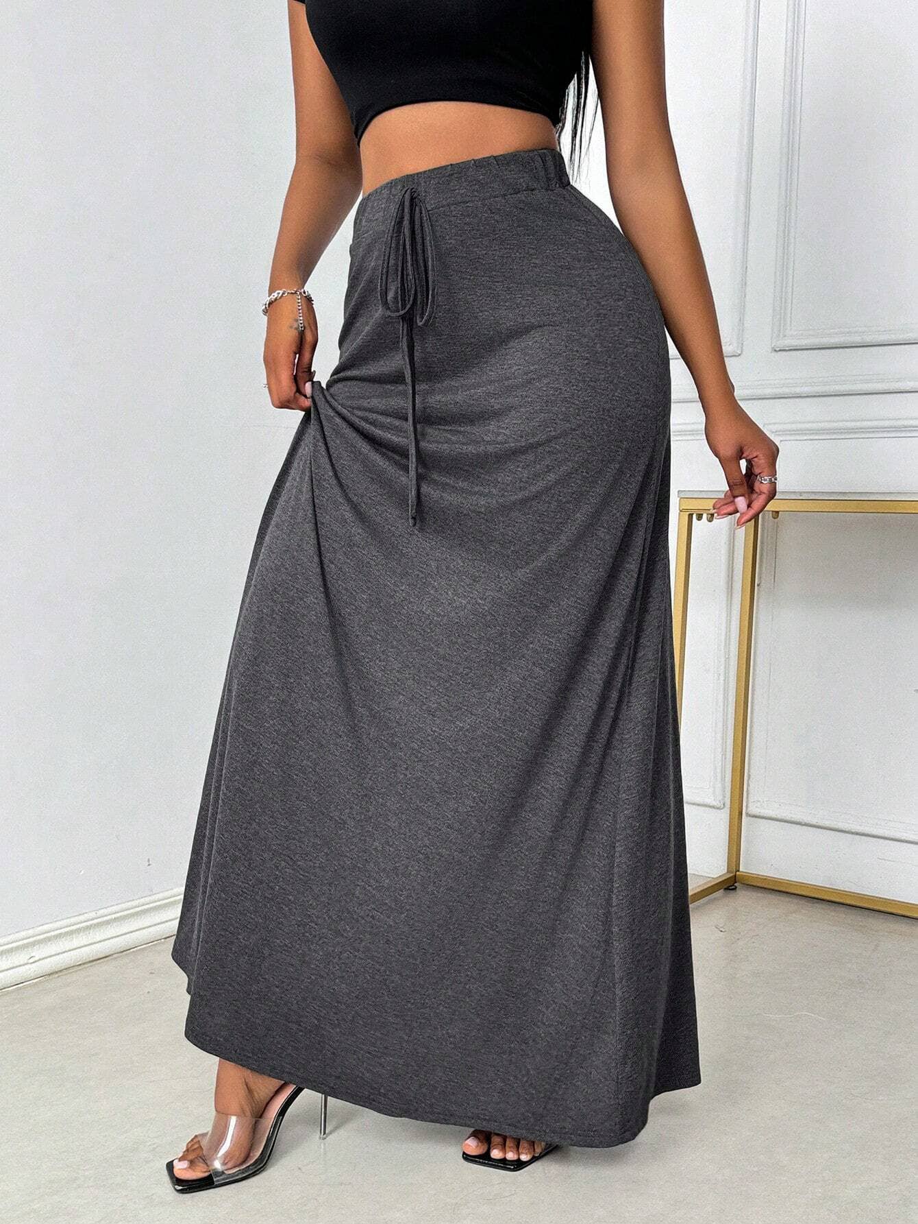 HIGH-WAISTED DRAPING STYLE WITH A SIMPLE SKIRT