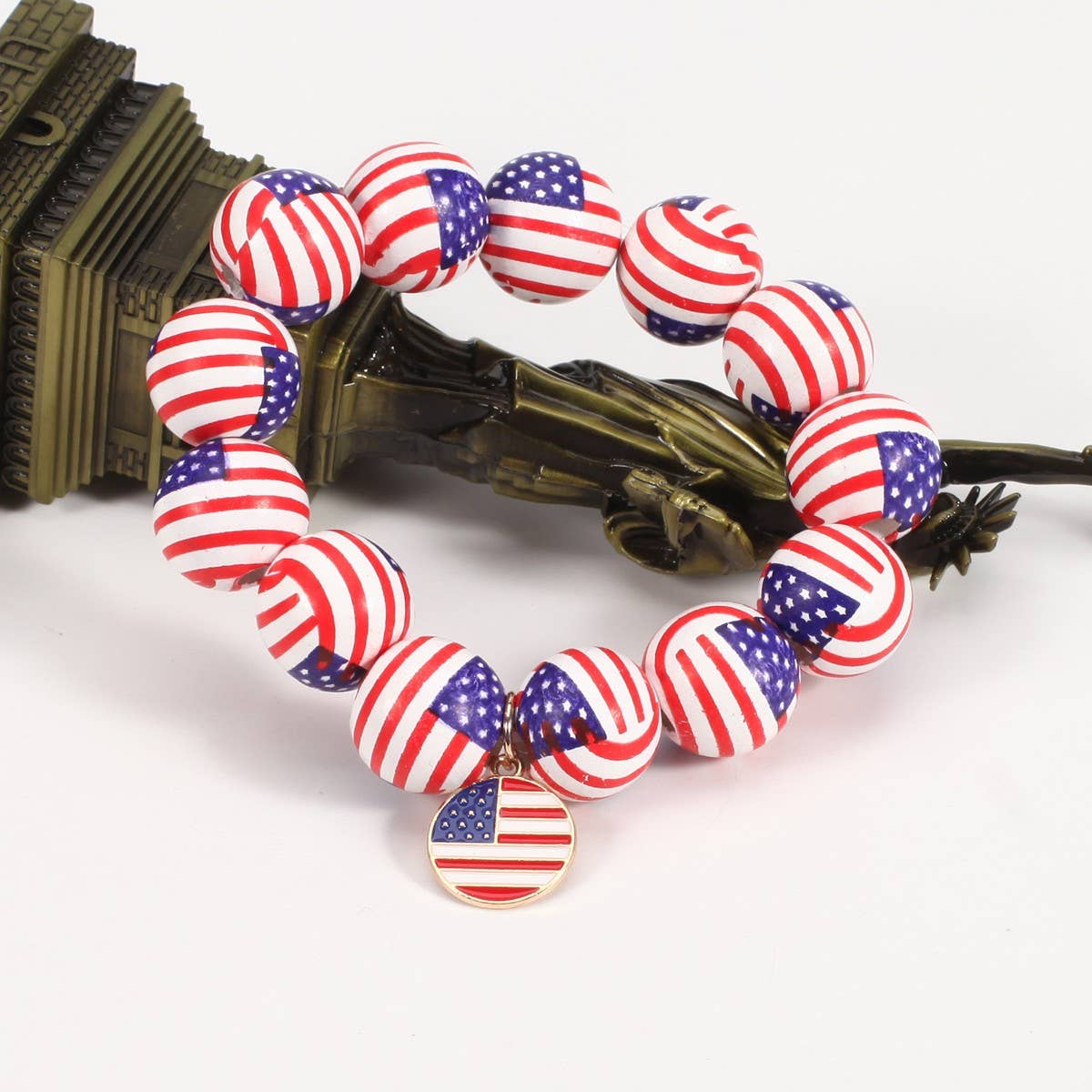 CWAJE05717_WOOD BEADED USA FLAG PATRIOTIC STRETCH BRACELET