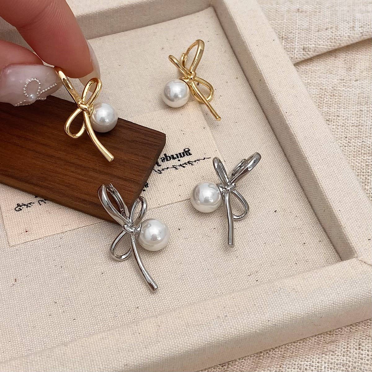 SIMPLE AND HIGH-END PEARL PENDANT BOW EARRINGS