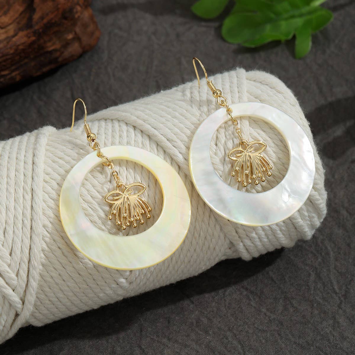 FASHION VINTAGE NATURAL WHITE SHELL EARRINGS_CWMM4281