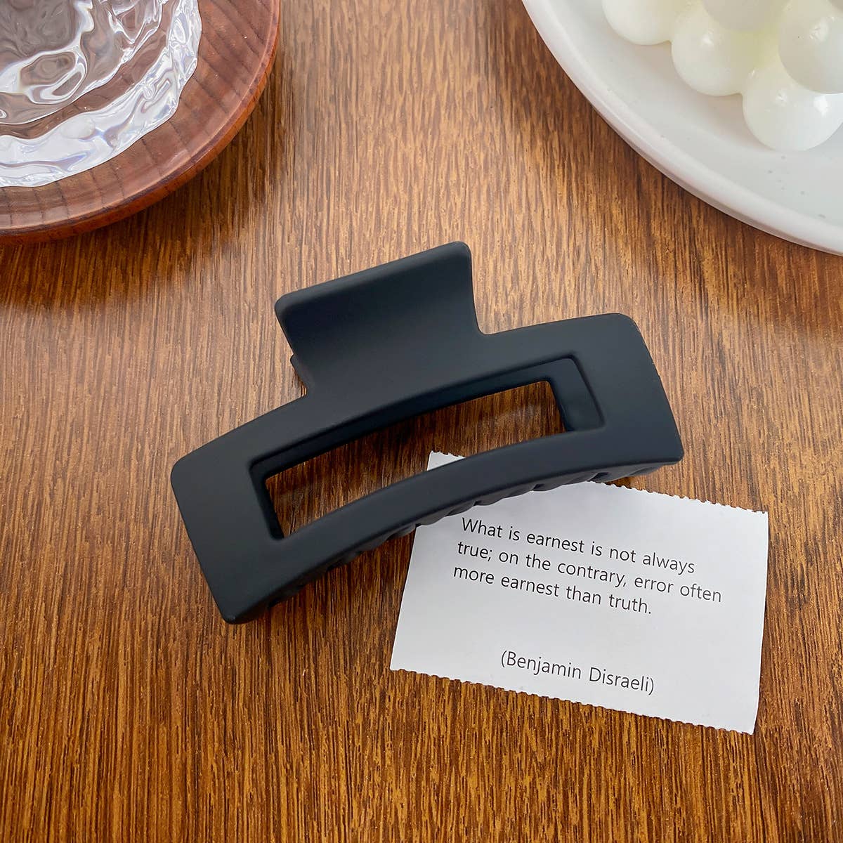 Versatile fashionable hollowed-out grab clip