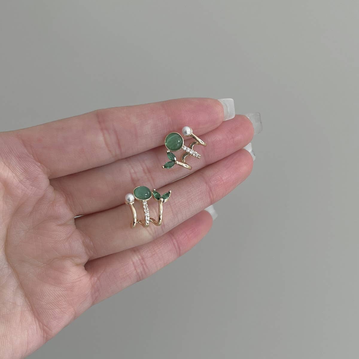 CWAJE1294_GREEN ZIRCON PEARL INTEGRATED EARRING CLIP