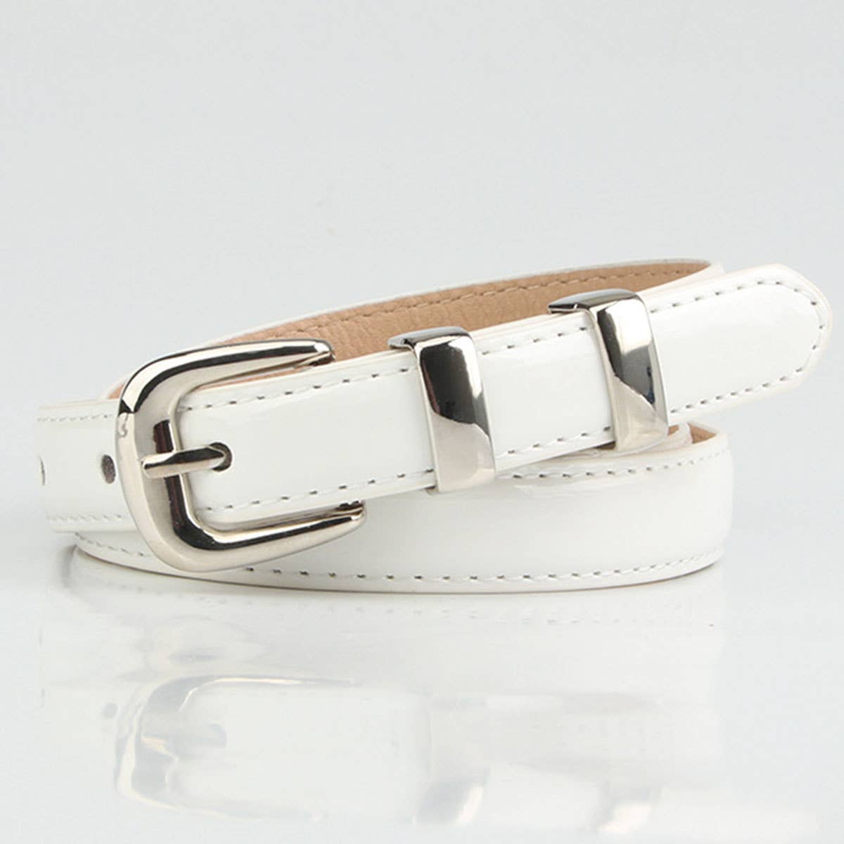 Simple and stylish belt with dopamine decoration