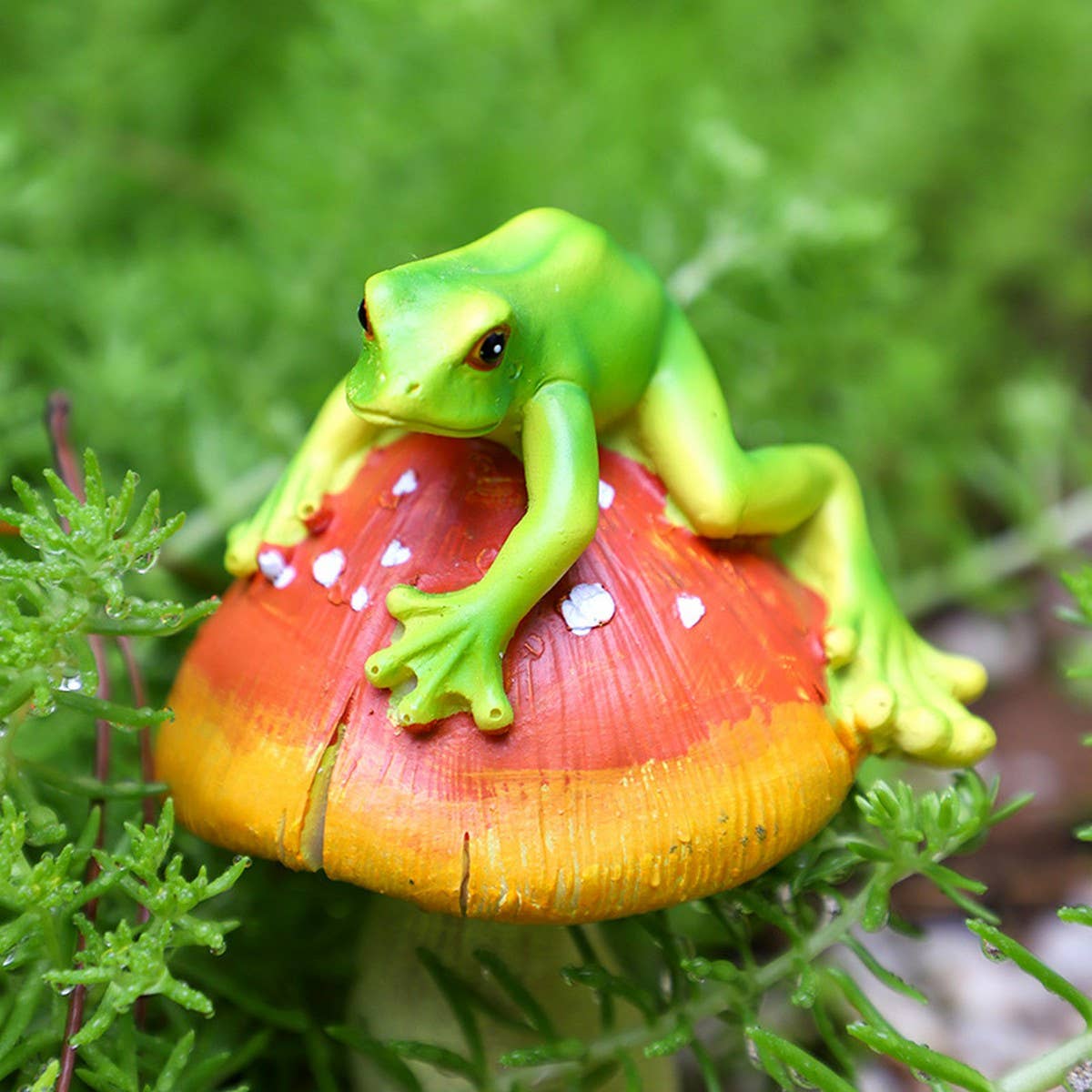 Resin Frog and Mushroom Garden Decor_CWAJE5292