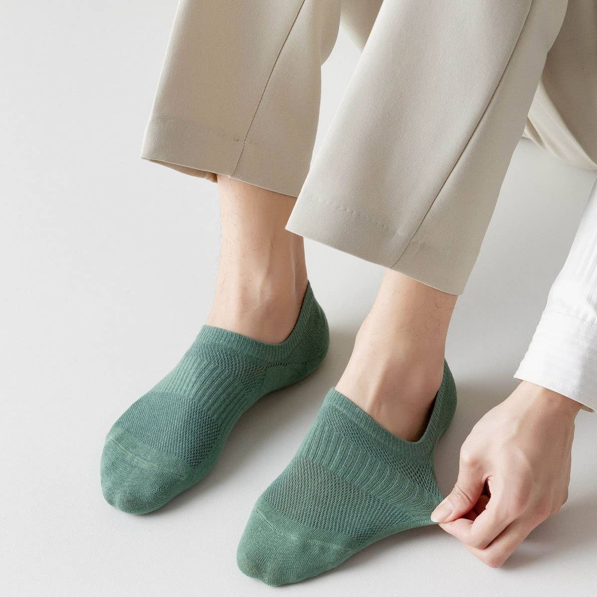 LIGHTWEIGHT BREATHABLE SOLID COLOR SPORTS SOCKS