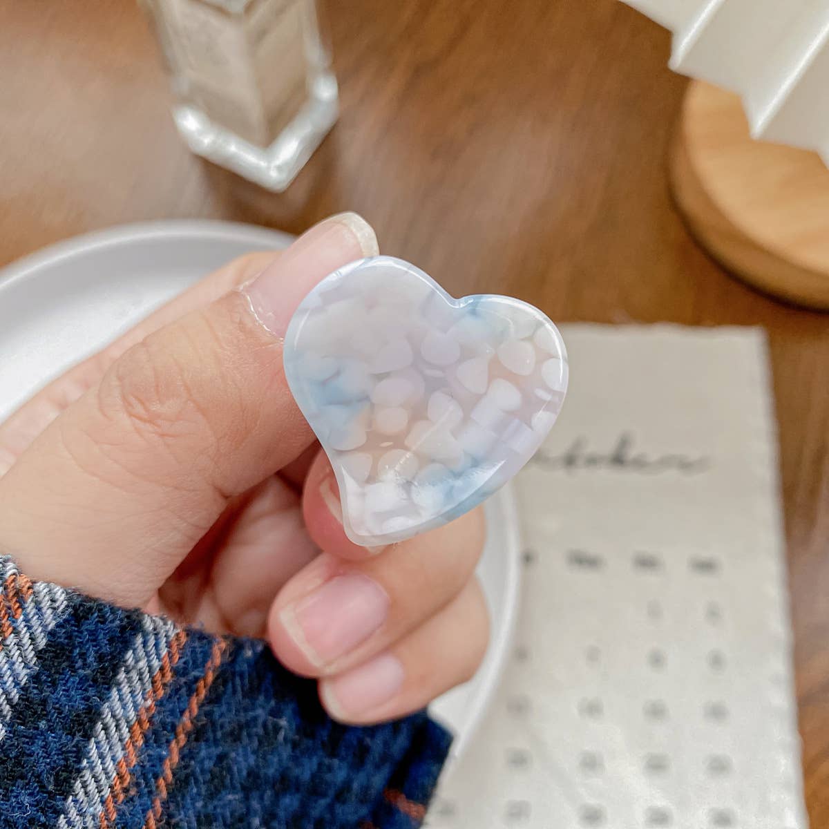 Cute acetic acid heart-shaped small clipper