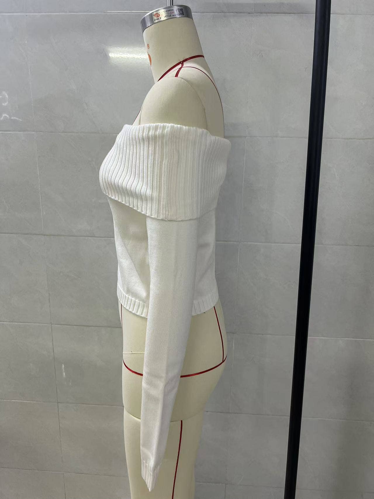 Solid-colored one-neck long-sleeved sweater