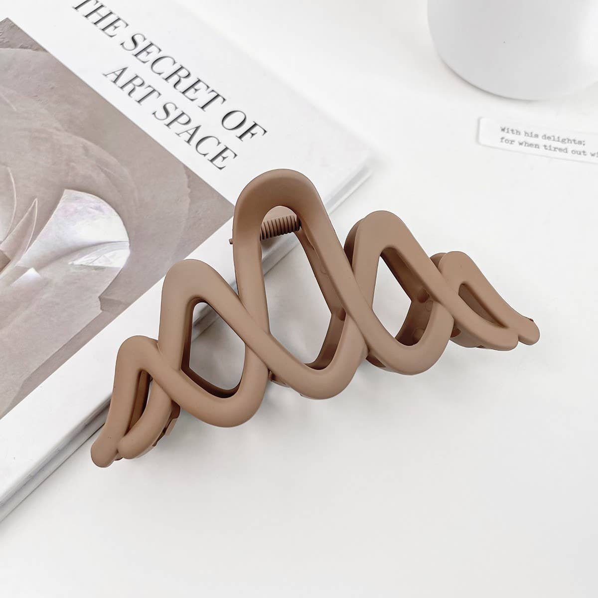 Versatile fashionable hollowed-out grab clip