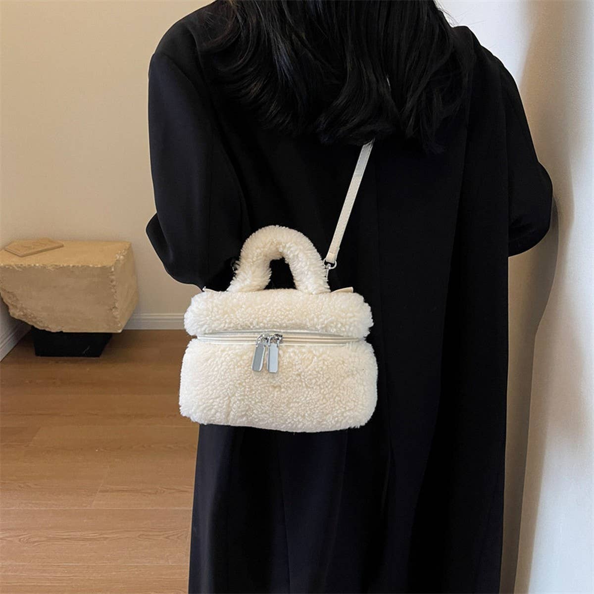 WINTER ONE-SHOULDER CROSSBODY LAMB PLUSH BAG_CWAB3924
