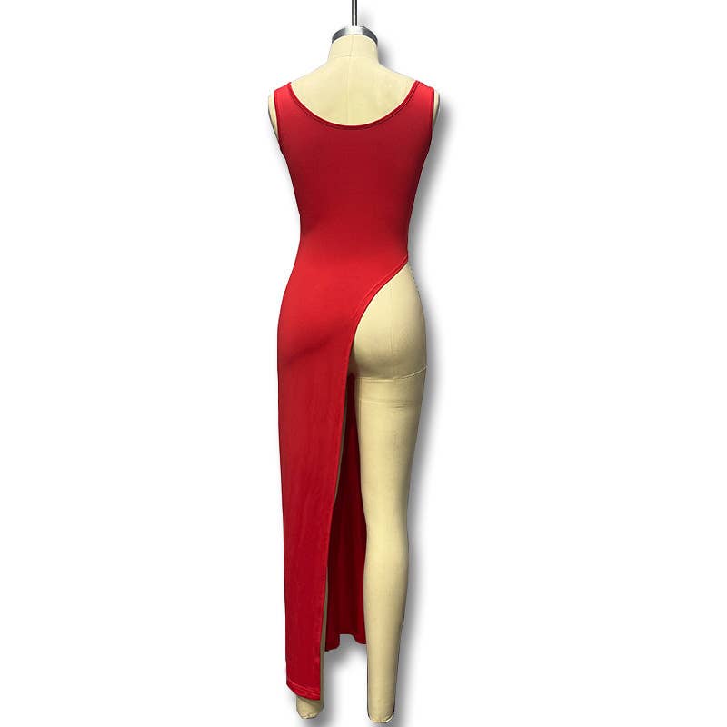 Figure-hugging slit dress with a sense of design