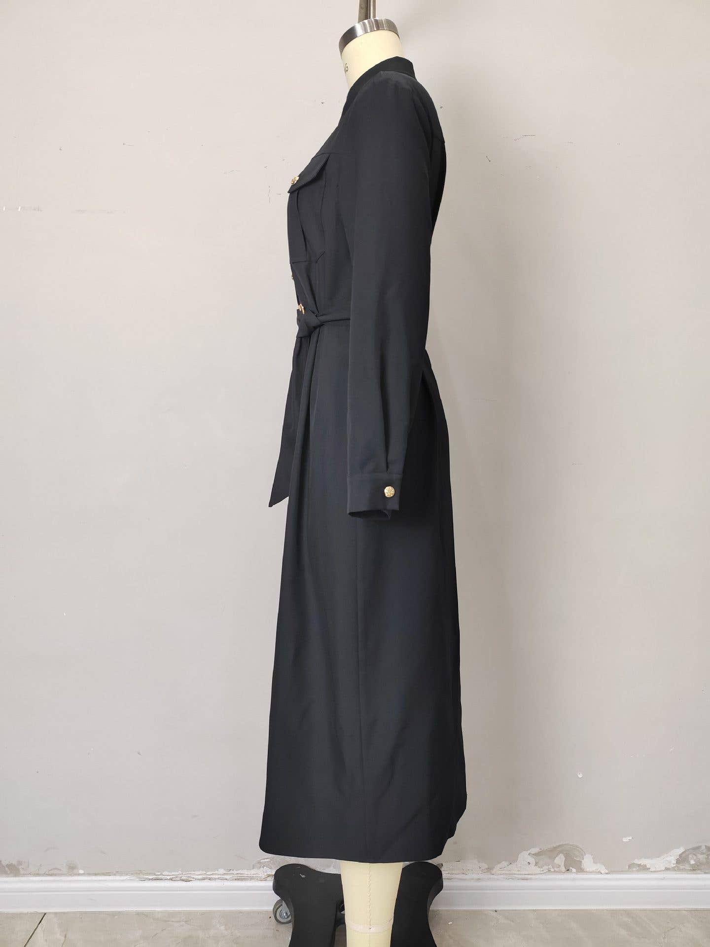 Single-row metal buttoned shirt-style dress