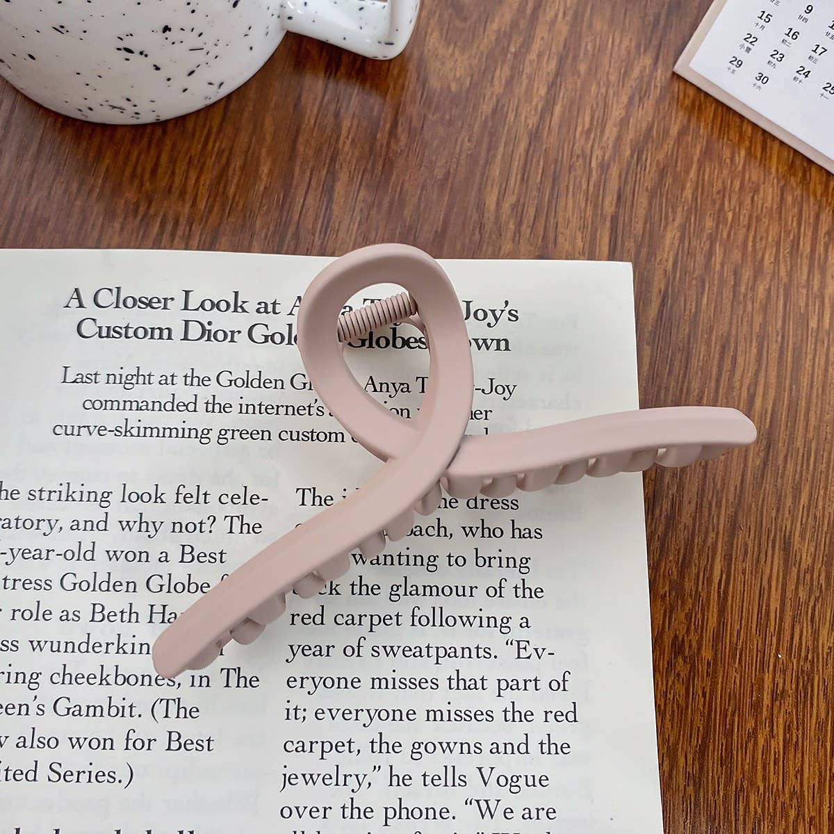 Versatile fashionable hollowed-out grab clip