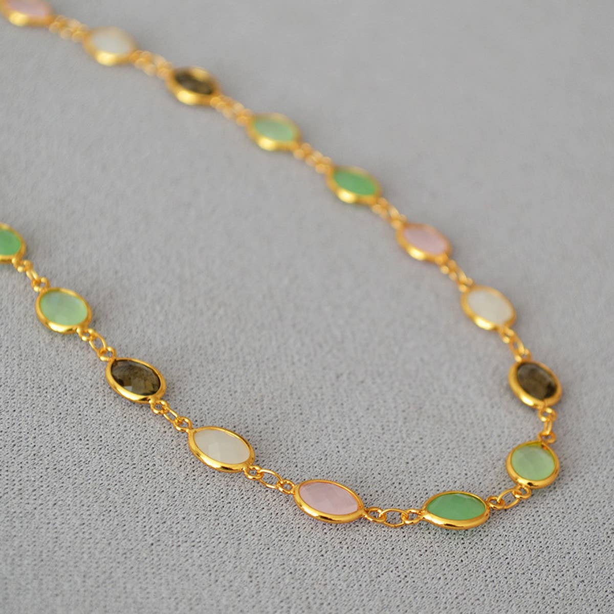 COLORED FACETED CRYSTAL GLASS NECKLACE