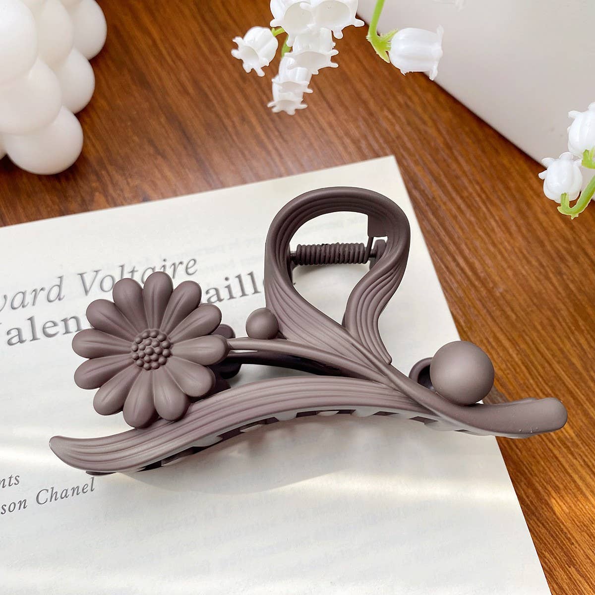 Versatile fashionable hollowed-out grab clip