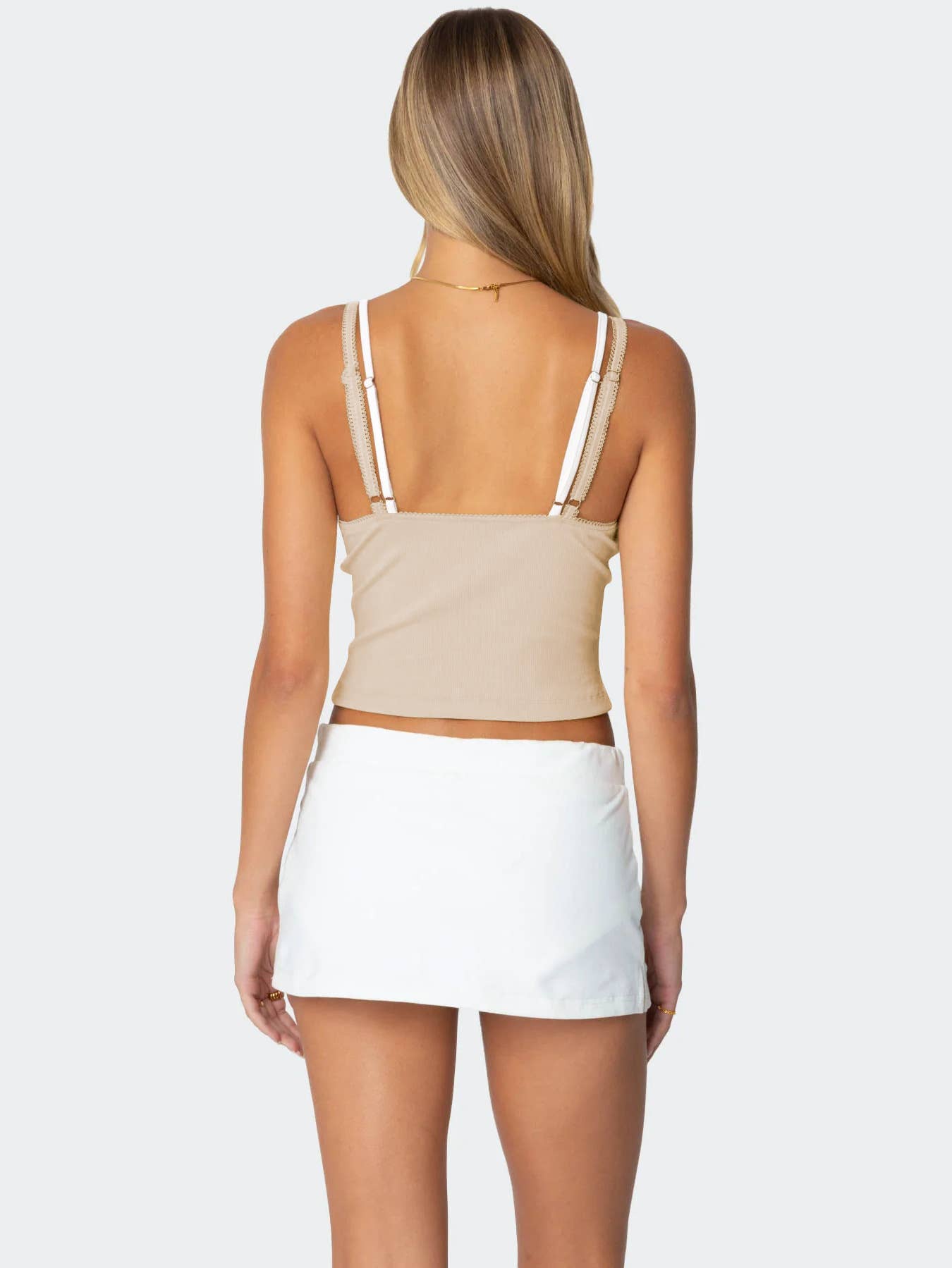 Lace Two low-cut, contrasting color fake pieces