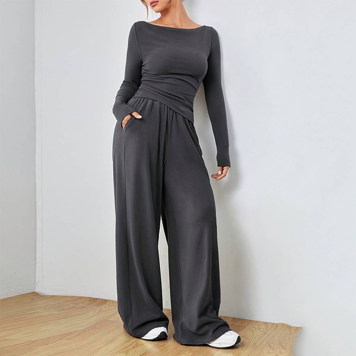 Loose-fitting top and wide-leg pants set