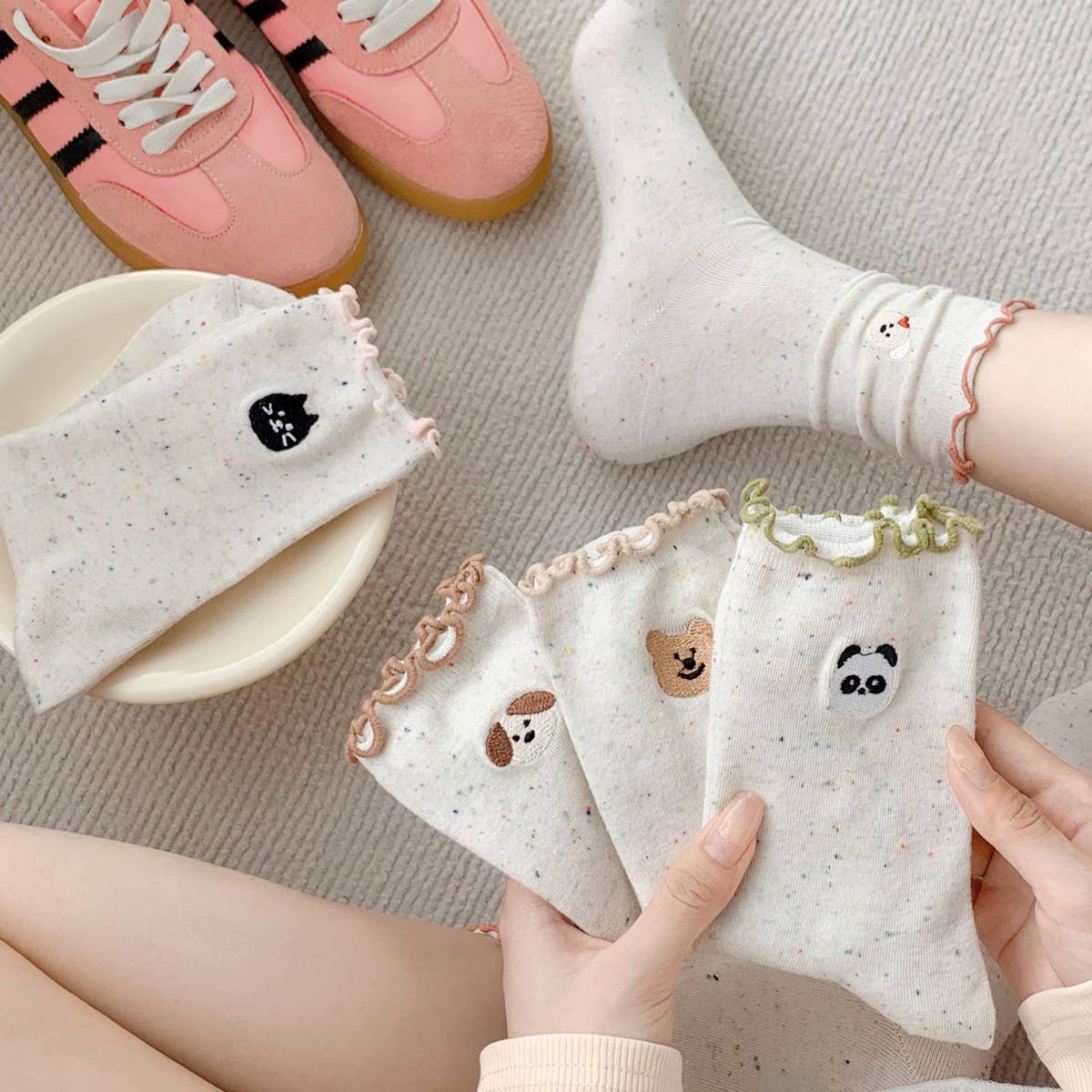 NEW EMBROIDERED BEAR FUNGUS LACE MIDDLE SOCKS
