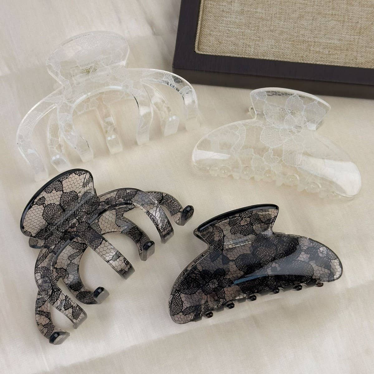 DELICATE AND GENTLE LACE PATTERN HAIRPIN