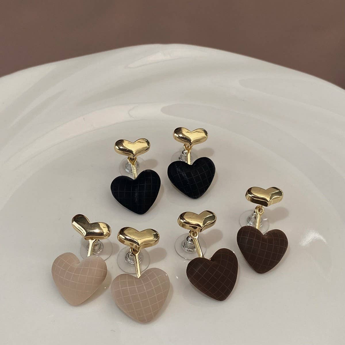 TEMPERAMENTAL HIGH-END CHECKERED HEART EARRINGS