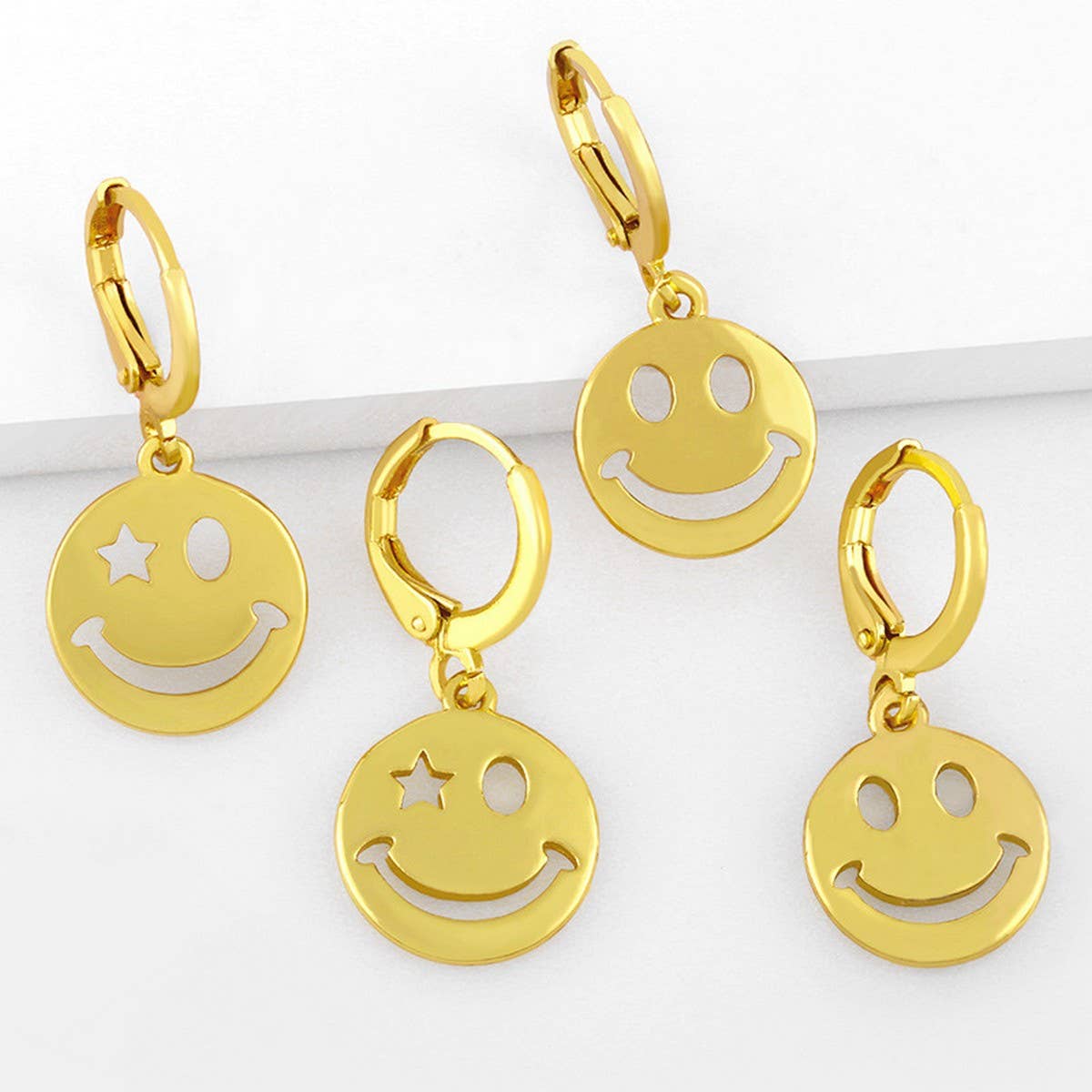 GOLD PLATED SMILEY EXPRESSION PENDANT EARRINGS