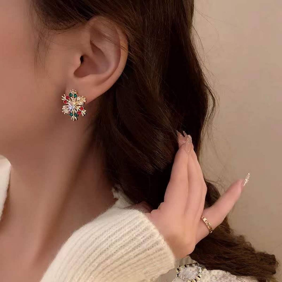 CWAJE2501_CHRISTMAS DIAMOND COLORED SNOWFLAKE EARRINGS