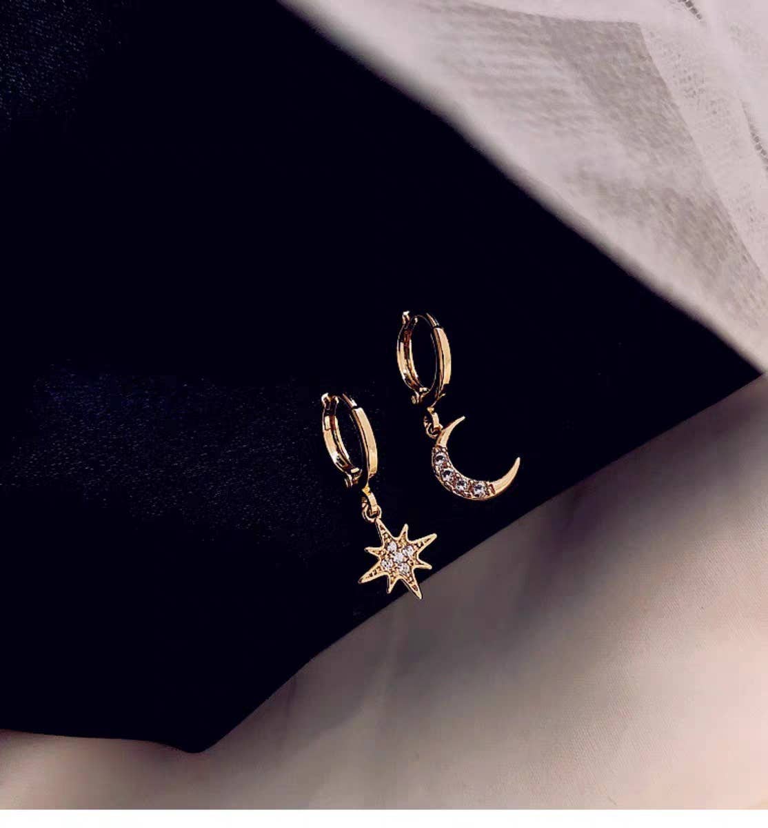 Asymmetric star-moon-ear diamond earrings