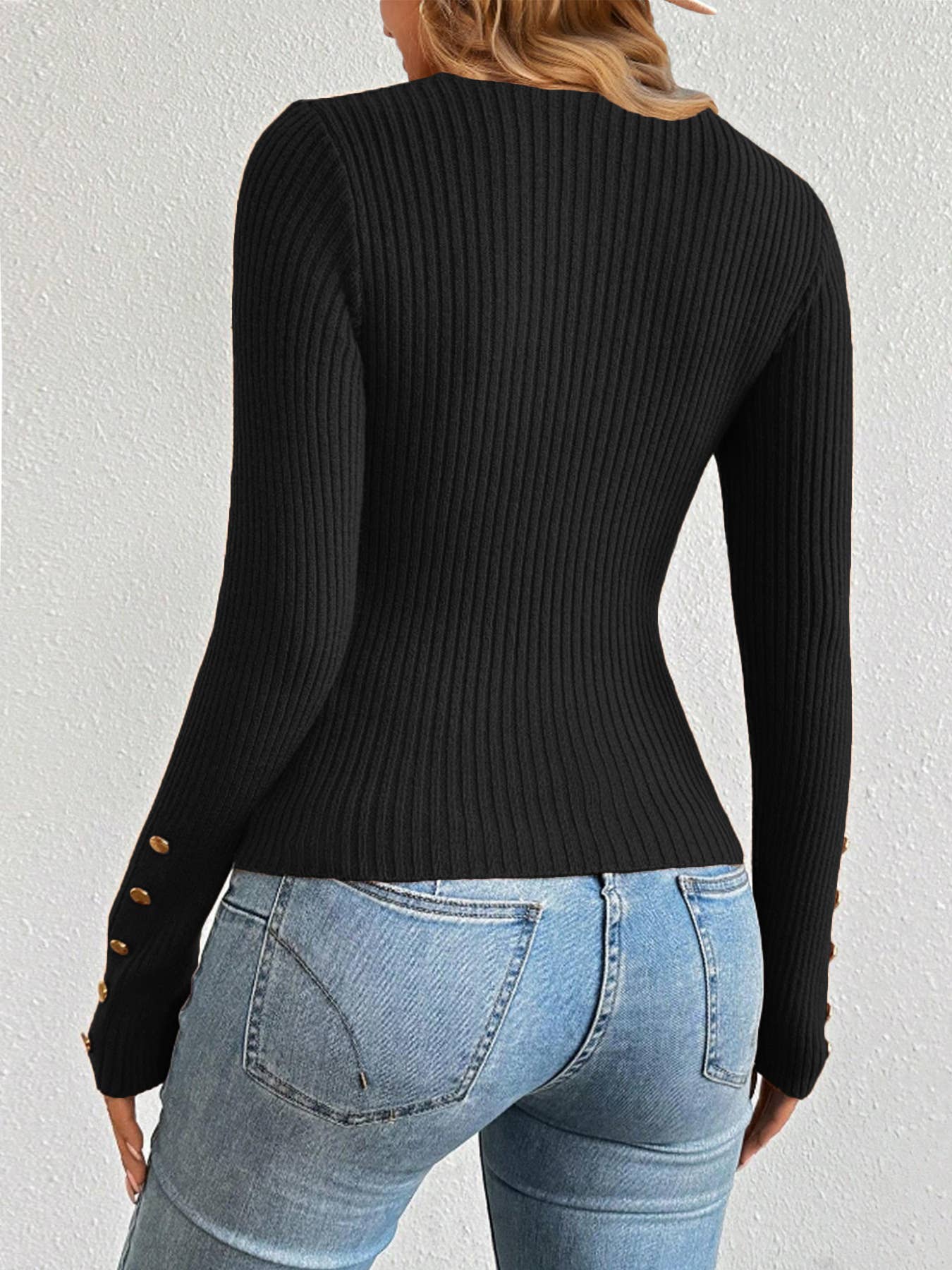 Round-neck solid-color metal buckle knitted top