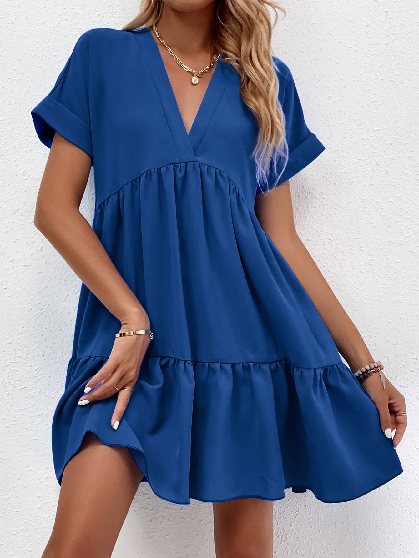 A casual, loose V-neck, large-hem short dress
