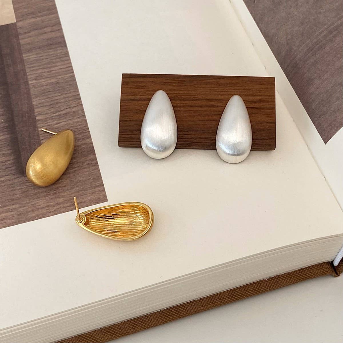 HIGH-GRADE GOLDEN WATER DROP EARRINGS FOR WOMEN