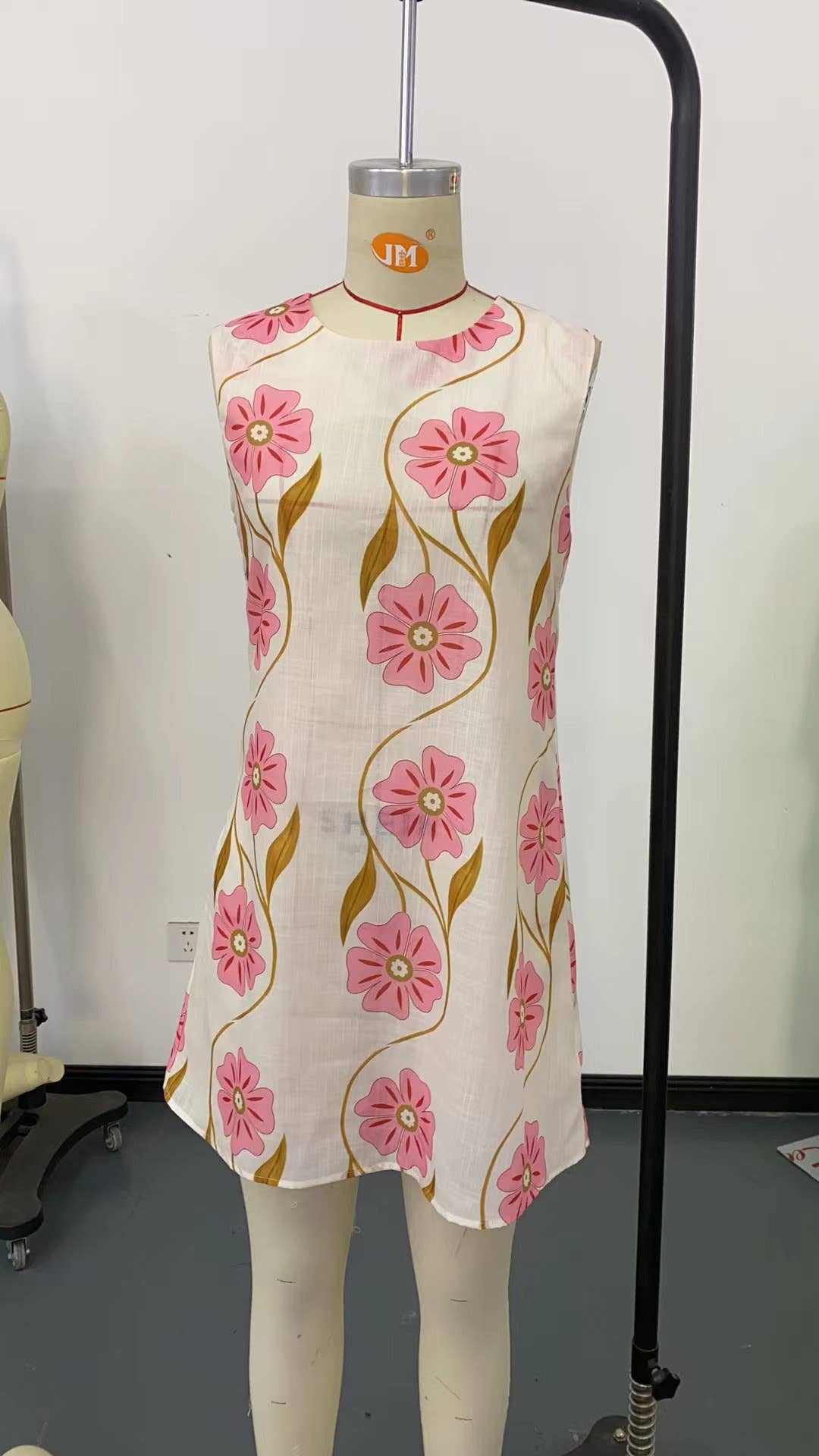 Straight, sleeveless, round-neck floral dress