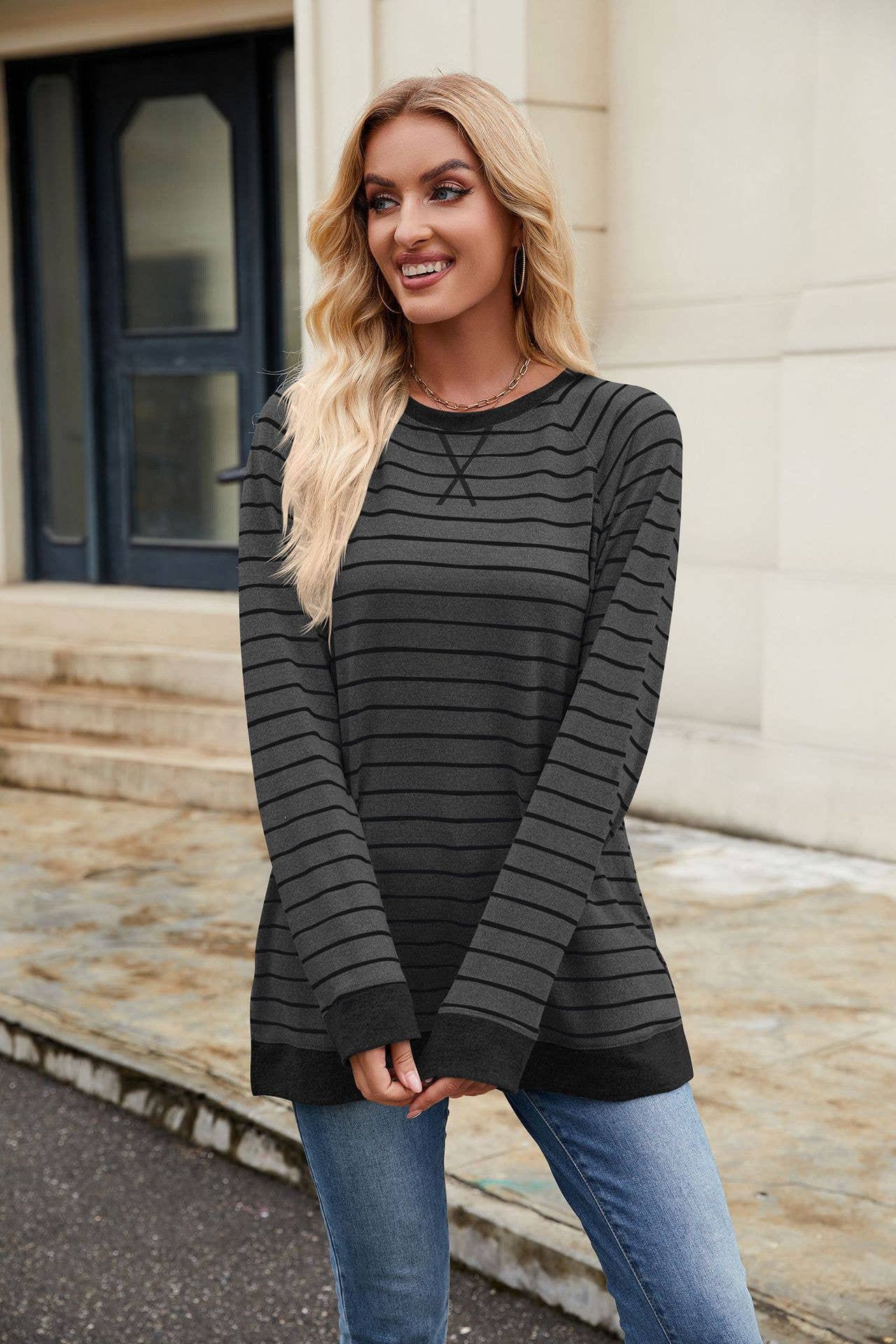 Striped round-neck long-sleeved pocket T-shirt