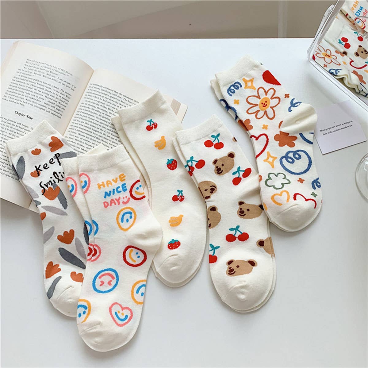 MILKY WHITE DOODLE SMILEY PATTERN CREW SOCKS