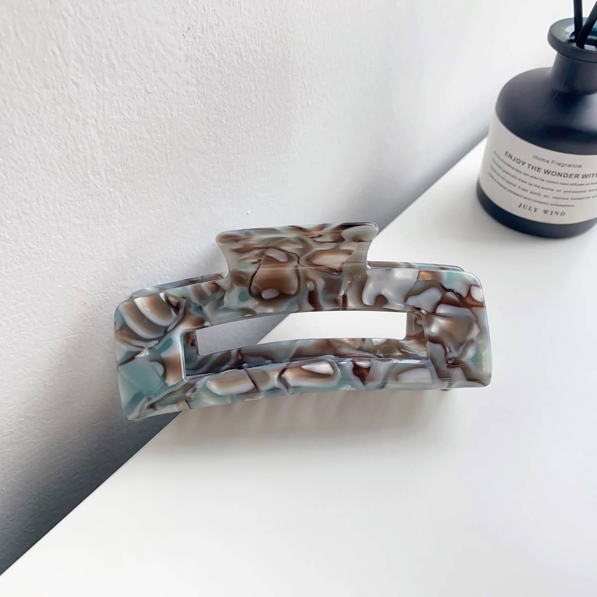 Retro and high-end acetate leopard hair clippers