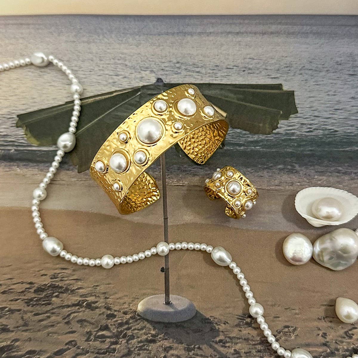 18K Gold Pearl Hammered Open Cuff Bracelet_CWAJE4886