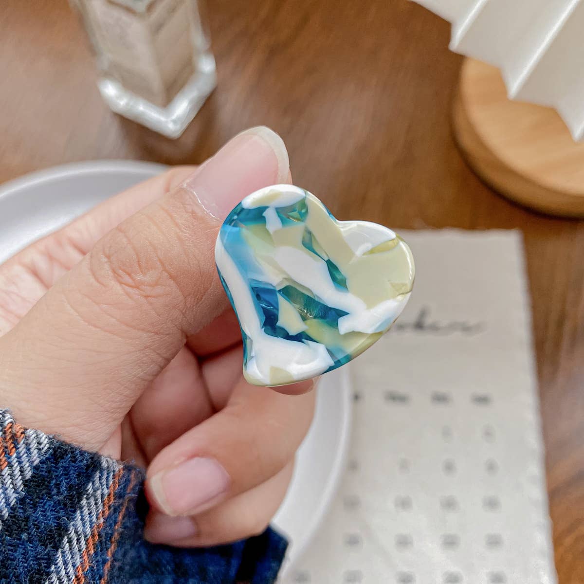 Cute acetic acid heart-shaped small clipper